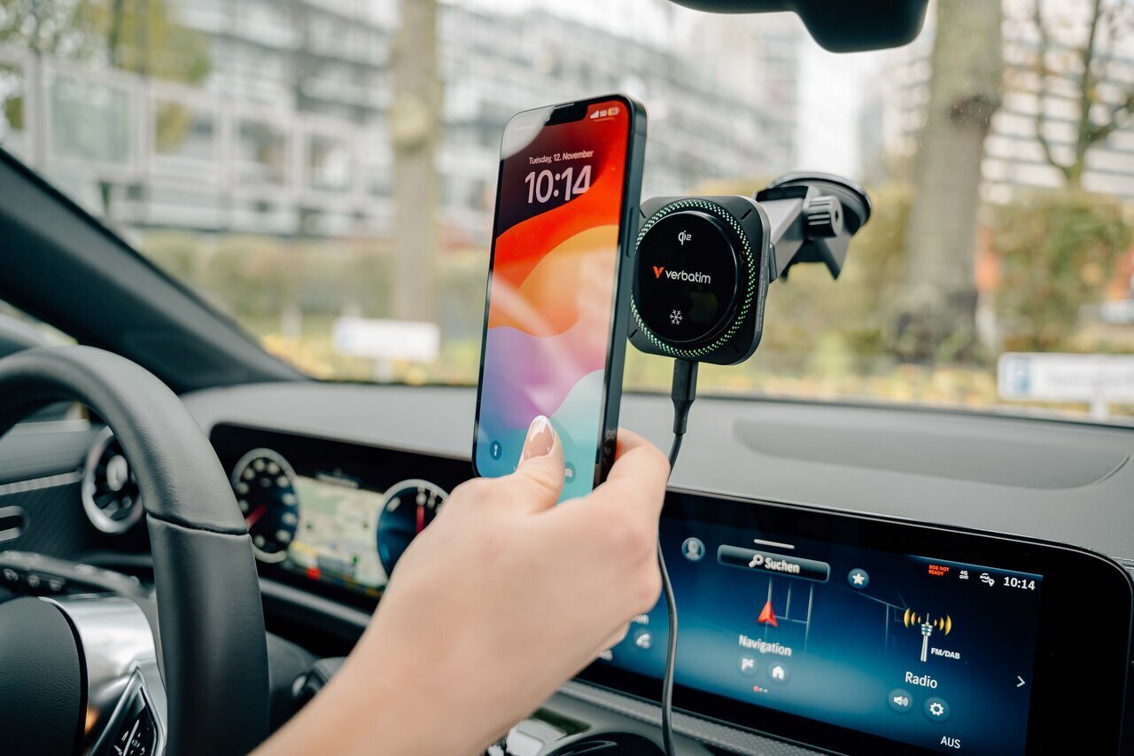 Verbatim Lifestyle Pictures Charge N Drive Wireless Car Charger Shooting September 2024 31860 Df 6