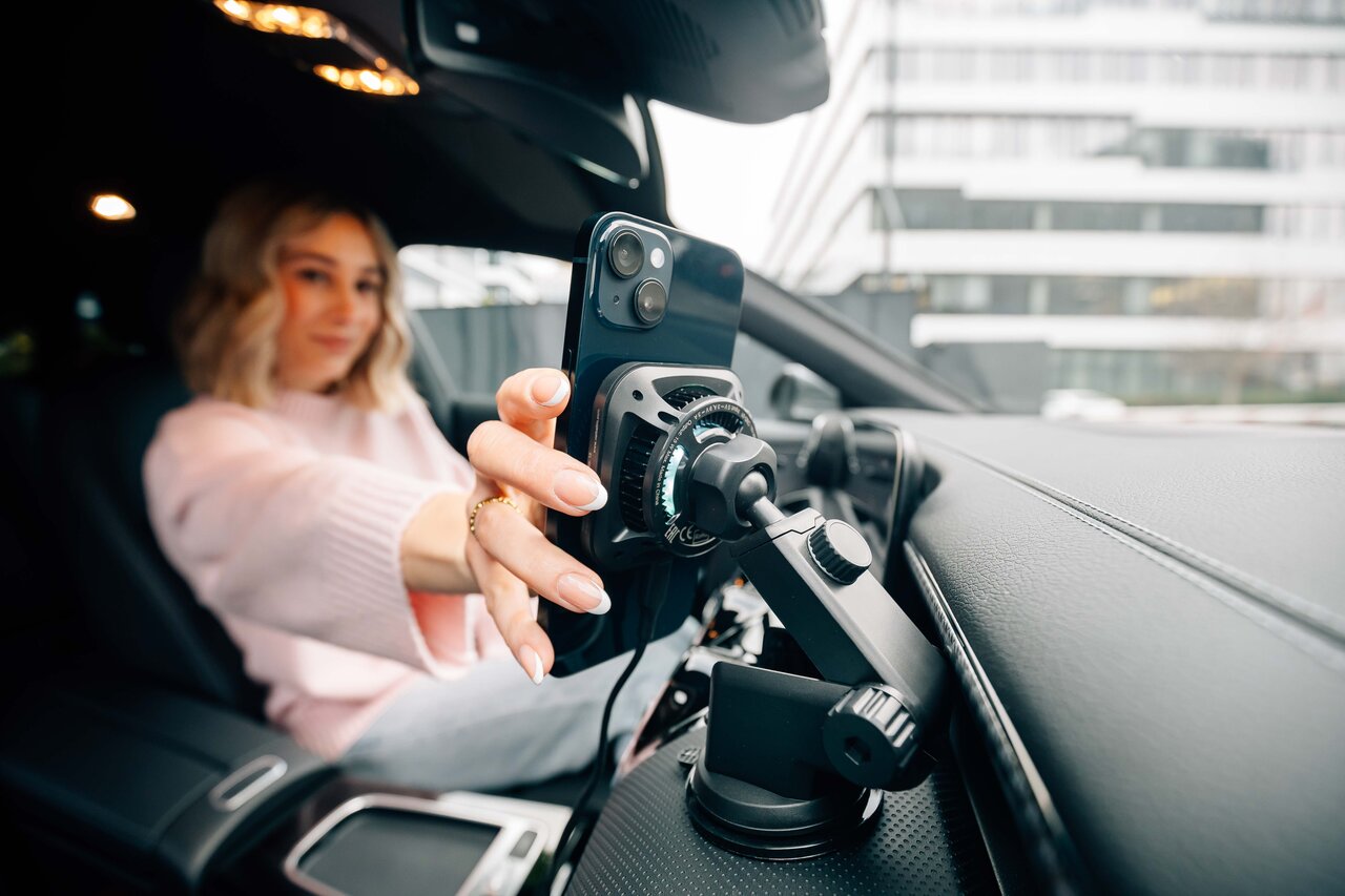 Verbatim Lifestyle Pictures Charge N Drive Wireless Car Charger Shooting September 2024 31860 Df 7