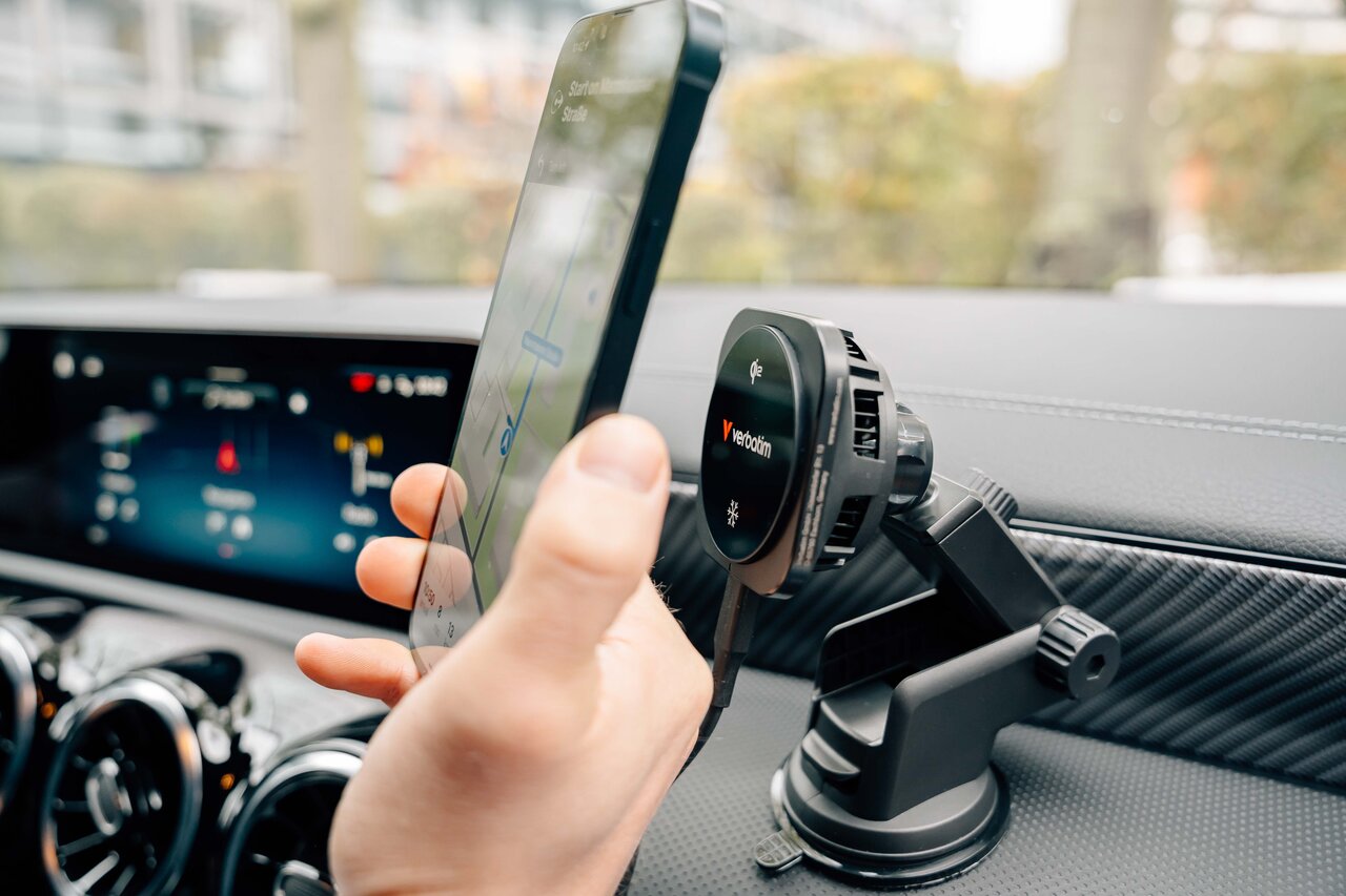 Verbatim Lifestyle Pictures Charge N Drive Wireless Car Charger Shooting September 2024 31861 Df 4