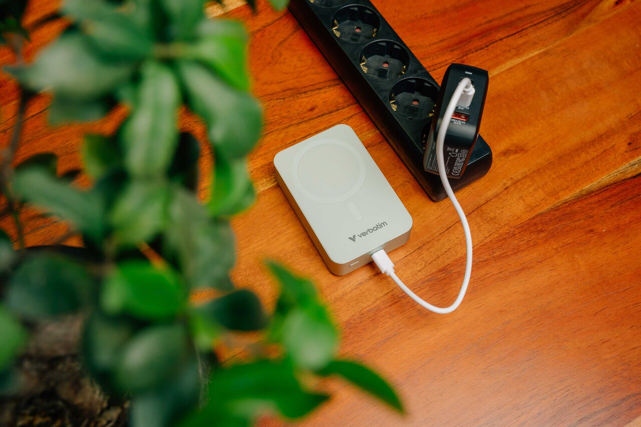 Verbatim Lifestyle Pictures Power Banks October 2024 32224 Df2