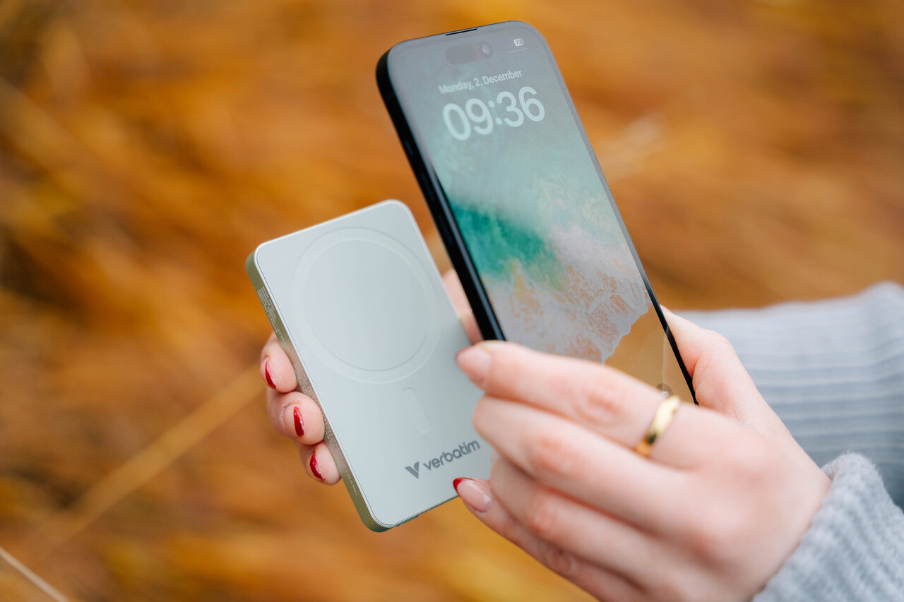 Verbatim Lifestyle Pictures Power Banks October 2024 32224 32228 Df2