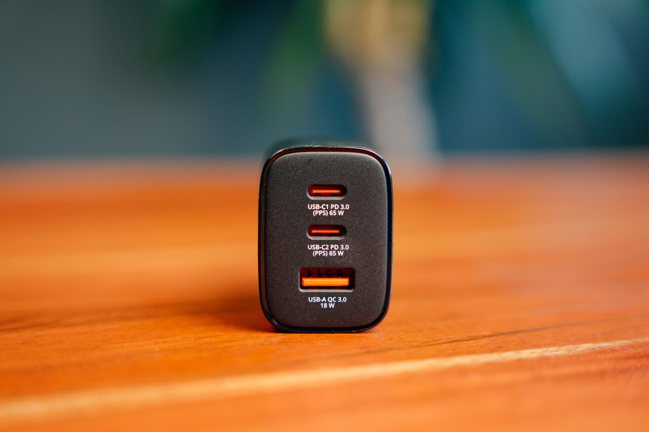Verbatim Lifestyle Pictures Shooting October 2025 Fold N Go Gan Charger 32352 Df 1