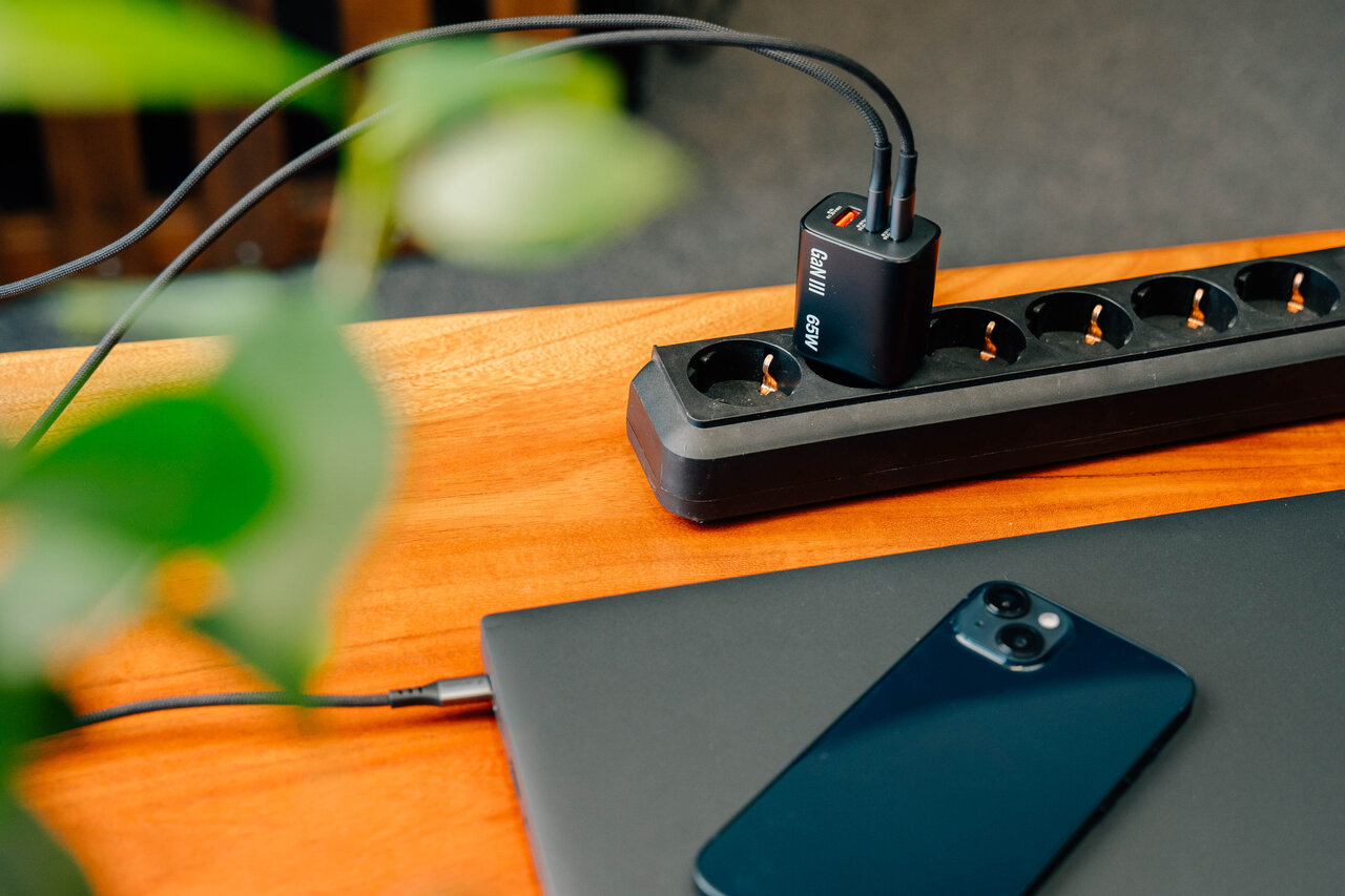 Verbatim Lifestyle Pictures Shooting October 2025 Fold N Go Gan Charger 32352 Df 3