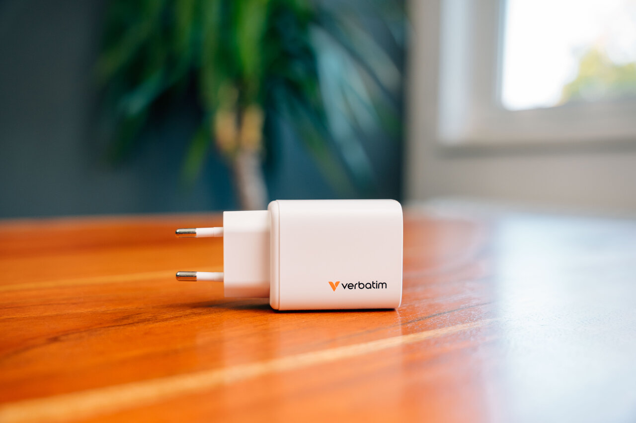 Verbatim Lifestyle Pictures Shooting October 2025 Fold N Go Gan Charger 32353 Df 1