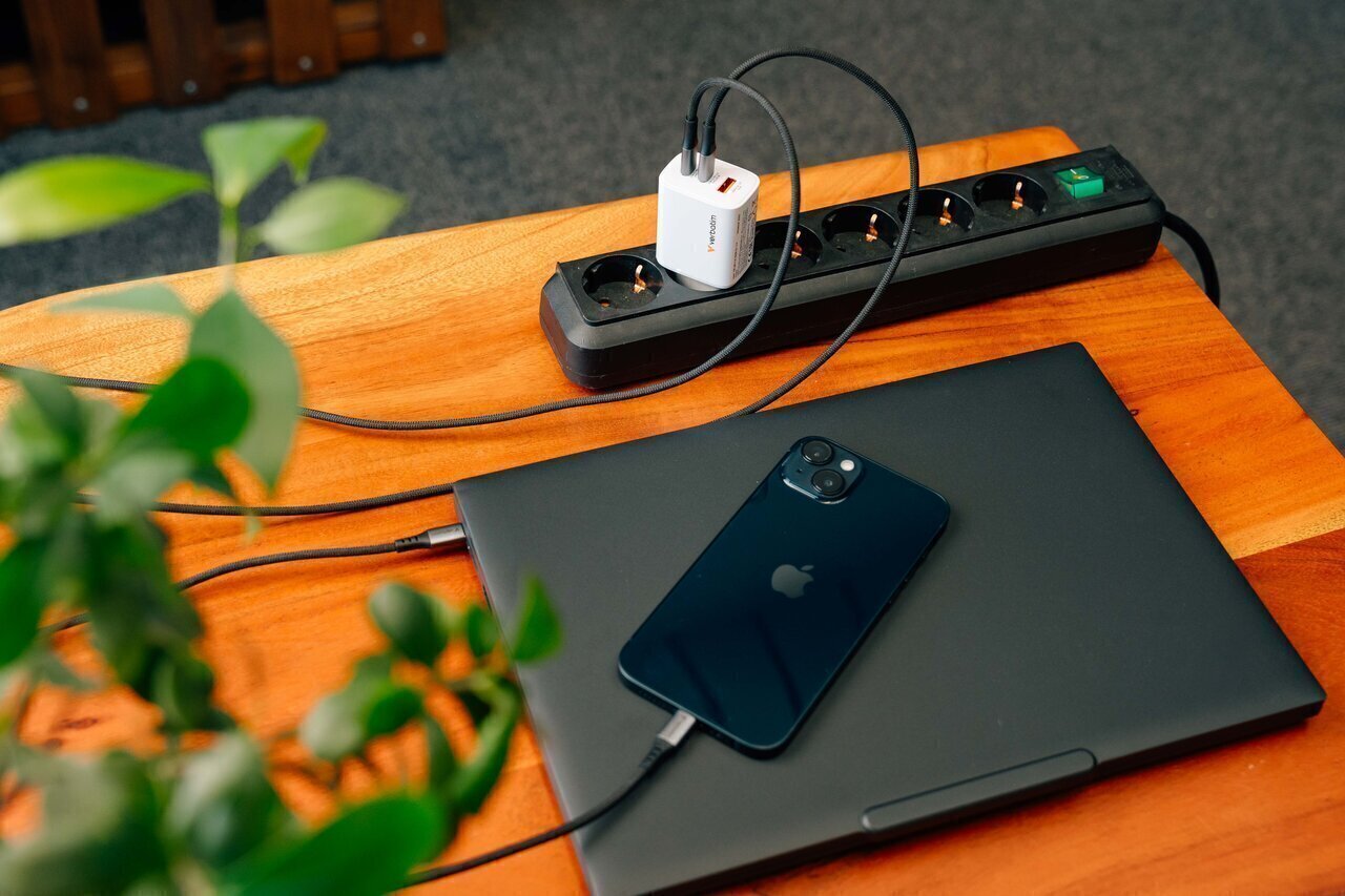 Verbatim Lifestyle Pictures Shooting October 2025 Fold N Go Gan Charger 32353 Df 2