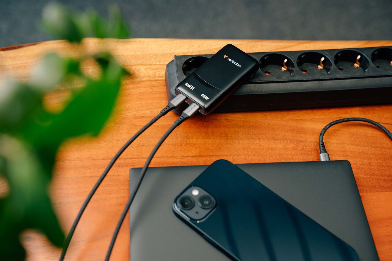 Verbatim Lifestyle Pictures Shooting October 2025 Fold N Go Gan Charger 32354 Df 4