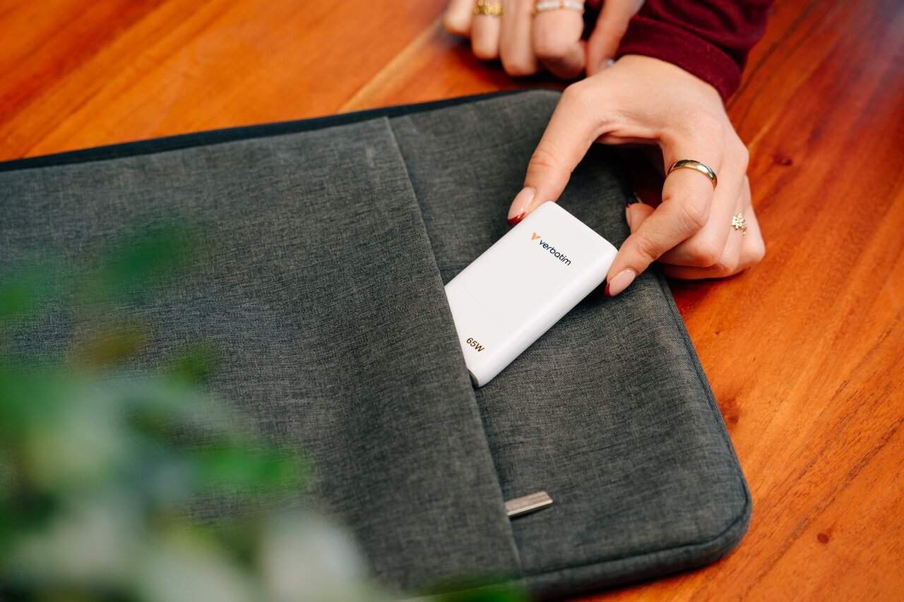 Verbatim Lifestyle Pictures Shooting October 2025 Fold N Go Gan Charger 32355 Df 1