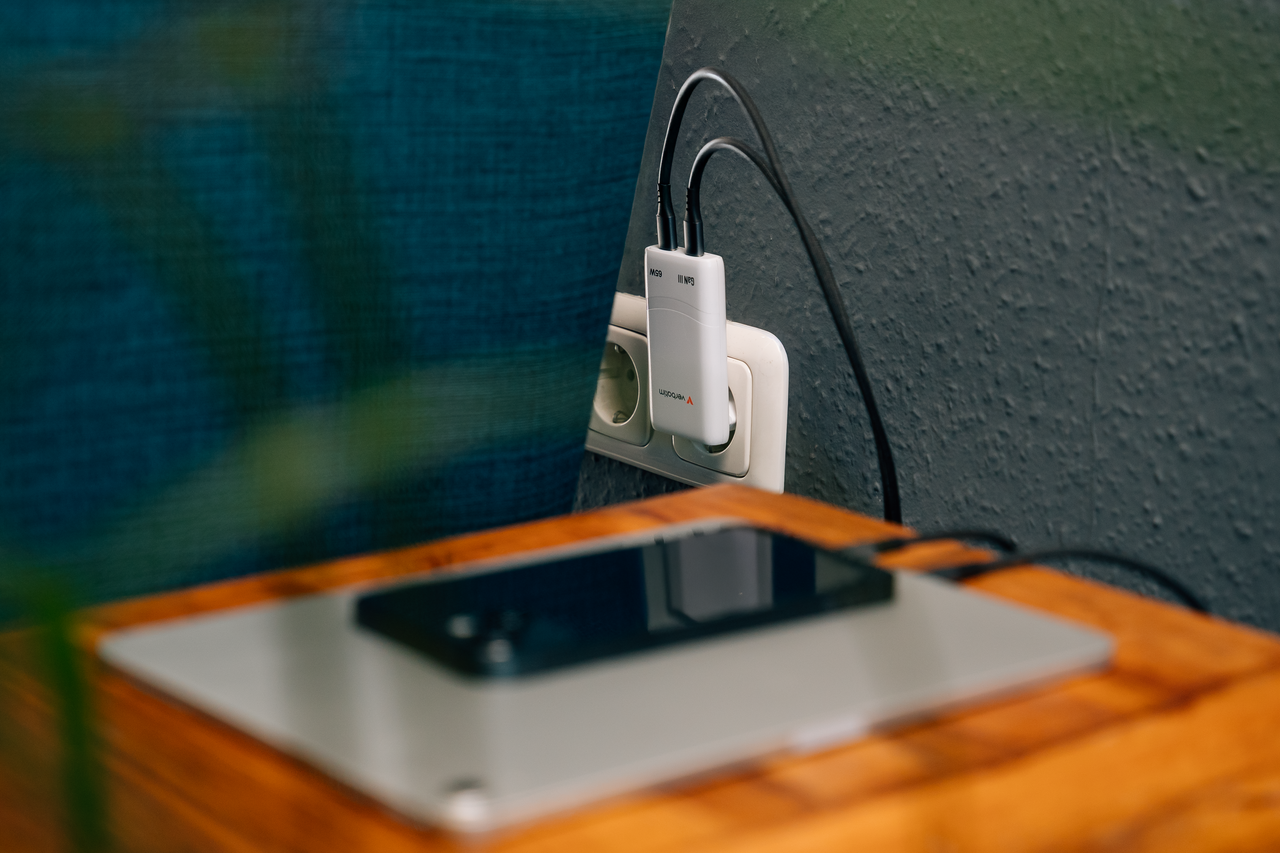 Verbatim Lifestyle Pictures Shooting October 2025 Fold N Go Gan Charger 32355 Df 4