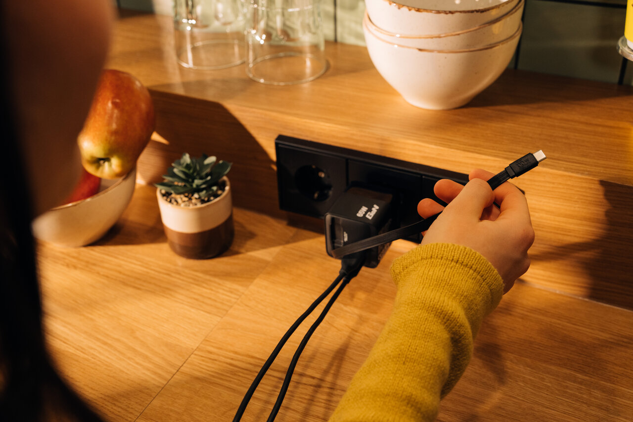 Verbatim Lifestyle Pictures Mini Gan Chargers Shooting October 2024 32217 Ab 6