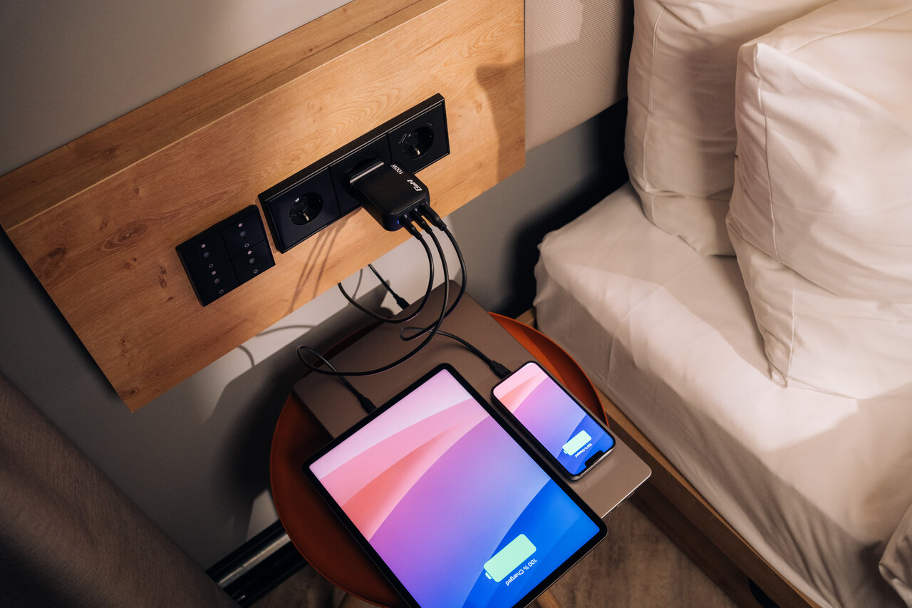 Verbatim Lifestyle Pictures Mini Gan Chargers Shooting October 2024 32230 Ab 6