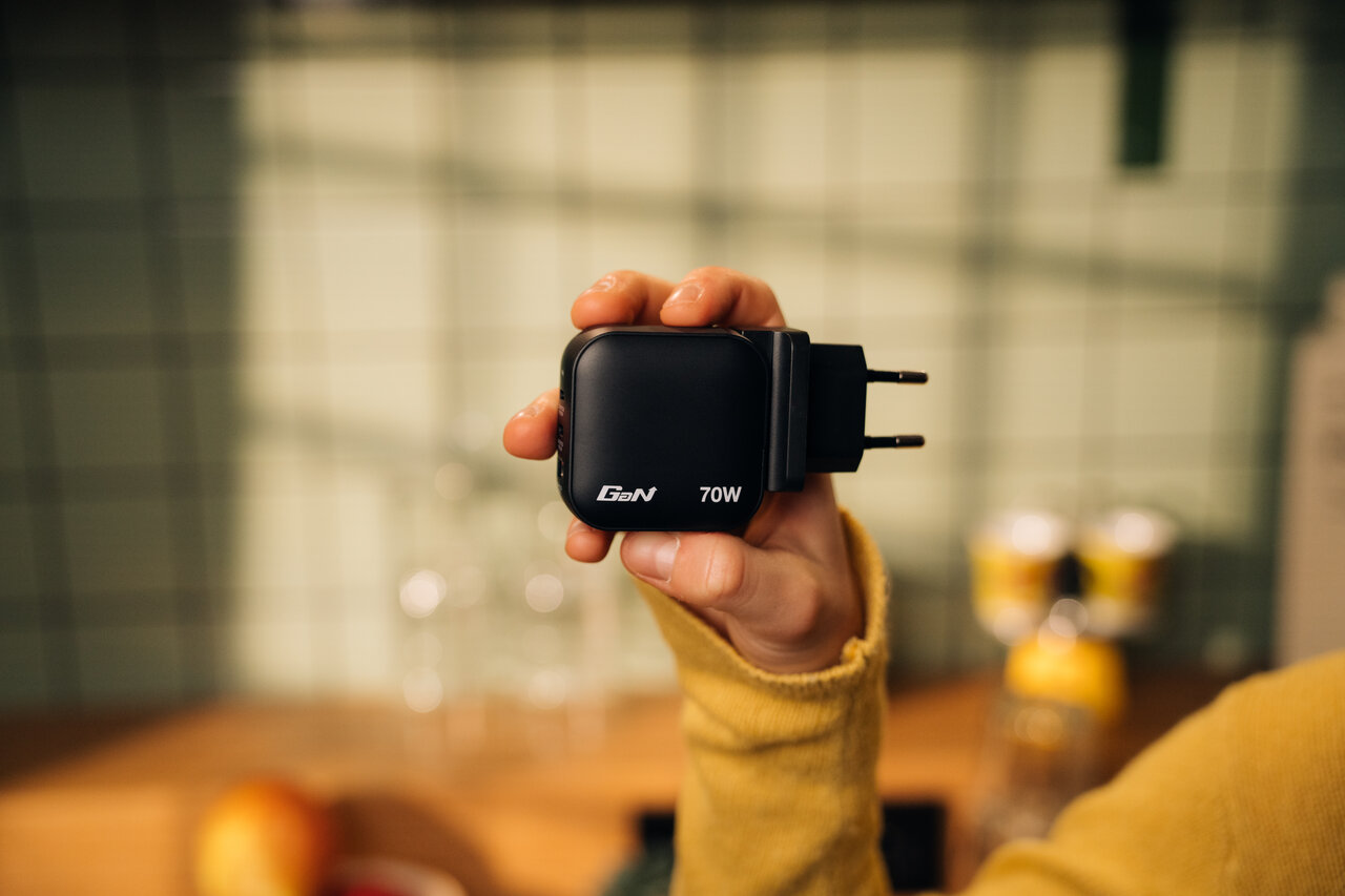 Verbatim Lifestyle Pictures Mini Gan Chargers Shooting October 2024 32229 Ab 2