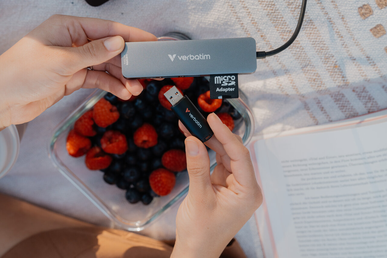 Verbatim Lifestyle Pictures Travel Essentials Shooting April 2025 30211 30212 32156 32158 47041 47042 47044 47045 47046 Ab 4