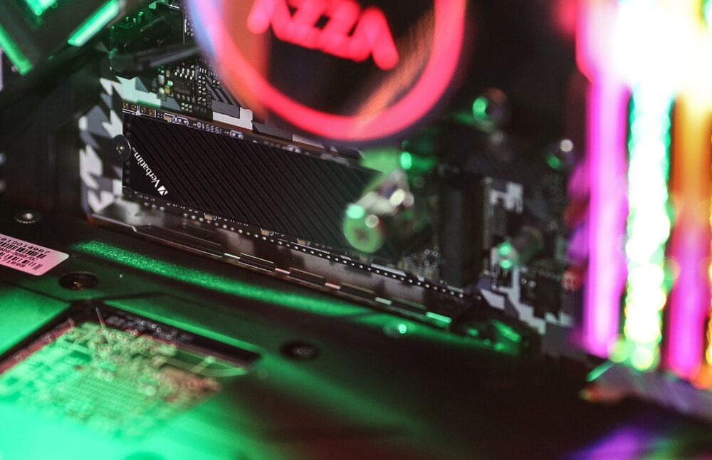 Verbatim Vi7000g M2 Pcie Gen 3 Nvme Ssd 49367 49368 Lifestyle03